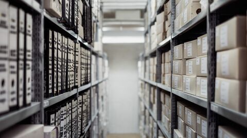 Archiv Regale mit Ordnern und Kisten in einem Archiv