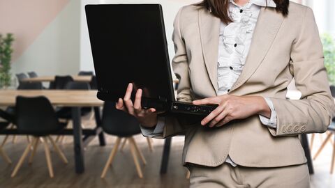 Geschäftsfrau Frau mit Laptop in einem Konferenzraum