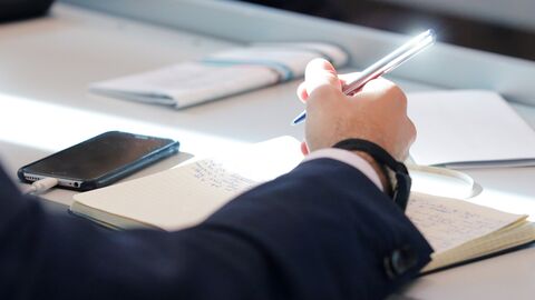 Notizen Person schreibt in ein Notizbuch
