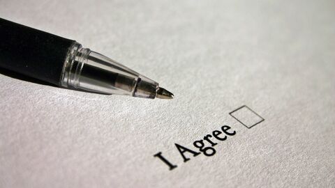 Kugelschreiber auf Papier mit Checkbox "I agree"