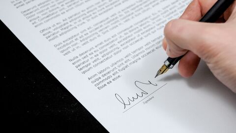 Unterschrift Person unterschreibt Dokument