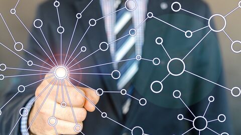 Netzwerk Mann zeigt auf Netzwerk
