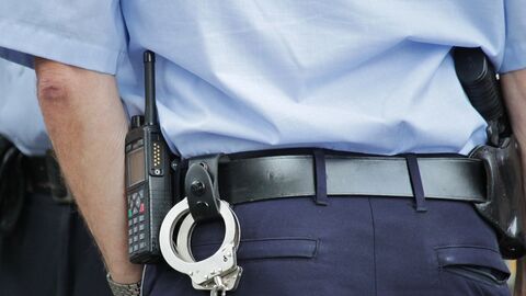 Polizist Polizist von hinten