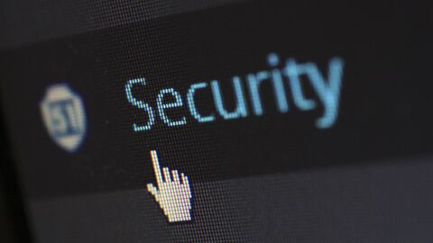 IT-Sicherheit Mauszeiger auf dem Schriftzug "Security" auf einem Bildschirm