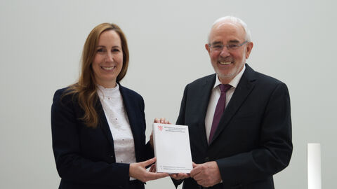 Übergabe des 51. Tätigkeitsberichts des HBDI Übergabe des 51. Tätigkeitsberichts durch den HBDI Prof. Dr. Alexander Roßnagel an Astrid Wallmann