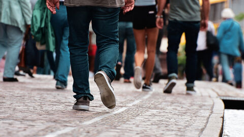 Personen Personen laufen über einen gepflasterten Weg