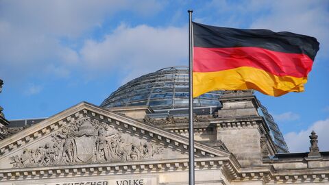 Bundestag Fassade des Deutschen Bundestages mit schwarz-rot-goldener Flagge
