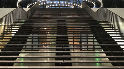 Langer, offener Treppenaufgang in einem Gebäude des EuGH