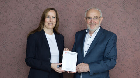 Prof. Dr. Alexander Roßnagel übergibt seinen Tätigkeitsbericht an die Landtagspräsidentin Astrid Wallmann Prof. Dr. Alexander Roßnagel übergibt seinen Tätigkeitsbericht an die Landtagspräsidentin Astrid Wallmann