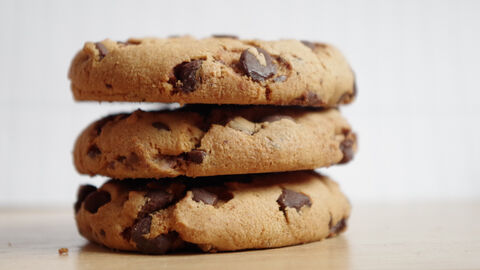 Schoko-Cookies Drei Schoko-Cookies gestapelt