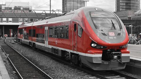 Zug am Bahnsteig Regionalzug an einem Bahnsteig