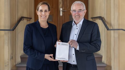 Prof. Dr. Alexander Roßnagel übergibt seinen Tätigkeitsbericht an die Landtagspräsidentin Astrid Wallmann